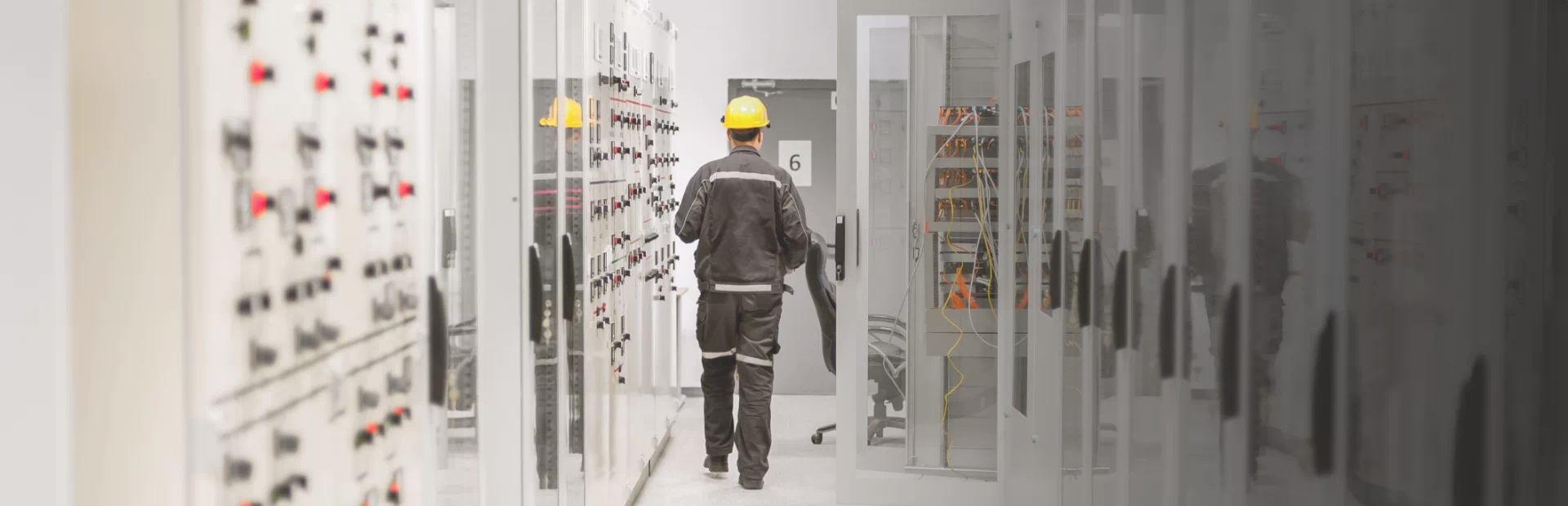 elektryk w żółtym kasku